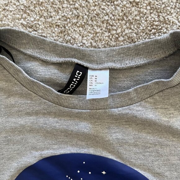 NASA Lightweight Gray Pullover Sweater with Blue and Red Stripes M - Picture 3 of 6